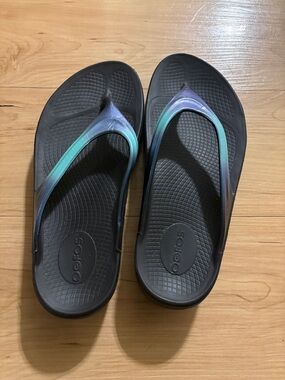 OOFOS Black Flip Flops with Iridescent Teal-Purple Straps women’s size 7W